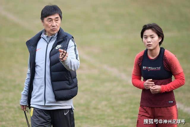 庞峥麟晒与孩子合照 因国家队任务未回家陪产
